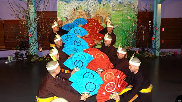 "Dù đi đâu cũng không quên trong mình luôn mang dòng máu Việt Nam, dòng máu Lạc Hồng", một sư cô tham gia buổi biểu diễn văn nghệ nói với BBC. Và cô cũng nói thêm rằng nhờ có các bạn đồng tu, Phật tử và Tăng thân, mà Tết này cô cũng vơi được nỗi nhớ nhà...