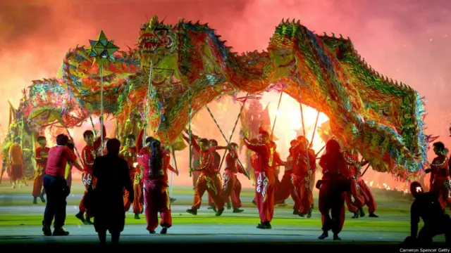 Lễ rước Chingay (Lễ Chân Nghệ) là lễ ăn mừng độc đáo ở Singapore, bắt nguồn từ lễ rước đón năm mới truyền thống ở Trung Quốc. Ngày nay, nó trở thành lễ rước đường phố lớn nhất tại Á châu. Chữ 'Chingay' bắt nguồn từ chữ của người Phúc Kiến, có nghĩa là "nghệ thuật hóa trang và giả trang". Kể từ lễ hội lần đầu tiên được tổ chức vào 1973, tới nay Chingay đã trở thành lễ hội có ảnh hưởng toàn cầu, với khoảng 2000 người tham gia trình diễn đến từ Singapore và các nước khác như Ghana, Brazil và Slovenia. (Hình: Cameron Spencer/Getty)