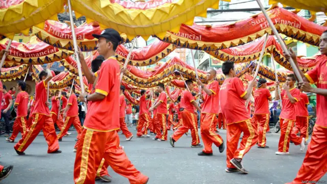 Trong hàng thế kỷ, người Hoa đã có sự hiện diện rõ rệt tại Philippines. Người Philippines gốc thuần Hoa được gọi là “Tsinoy”, còn nếu có một phần dòng máu Hoa thì được gọi là “Sangleys” – tính chung họ chiếm khoảng 18-27% dân số Philippines. Lễ đón Tết Nguyên đán to nhất được tổ chức tại quận Binondo của thủ đô Manila, nơi có đa số dân là người Philippines gốc Hoa. (Hình: Ted Aljibe/Getty)