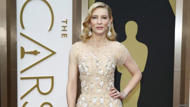 Cate Blanchett interrompeu uma entrevista no tapete vermelho no momento em que um cinegrafista filmava seu corpo para mostrar seu vestido