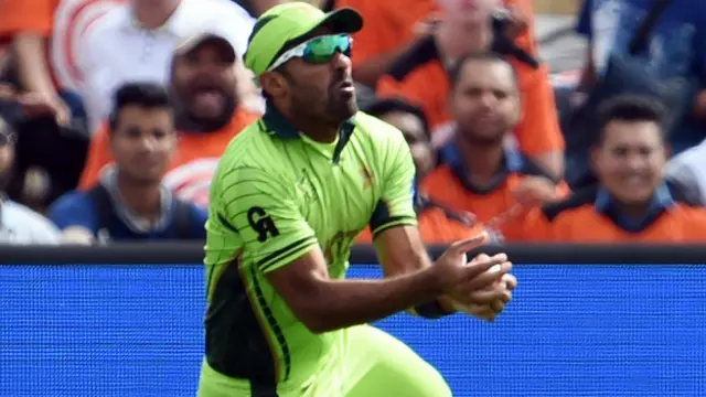 پاکستانی فیلڈرز نے اس میچ میں چھ کیچ گرانے کے علاوہ رن آؤٹ کے کم از کم دو یقینی مواقع ضائع کیے۔