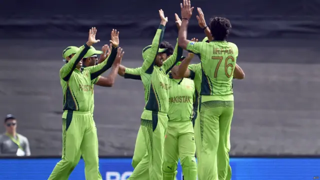 پاکستان نے آغاز میں دو وکٹیں تو لیں لیکن اس کے بعد ویسٹ انڈین بلے بازوں نے پاکستانی بولرز کی خوب پٹائی کی۔