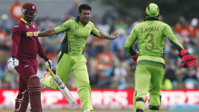 سمتھ سہیل خان کی گیند پر کیچ آؤٹ ہوئے لیکن سات اوورز میں صرف 28 رنز دینے کے بعد سہیل خان نے آخری تین اوورز میں 45 رنز دے ڈالے۔