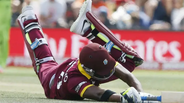 ڈیرن براوو نصف سنچری سے ایک رن پہلے ہمسٹرنگ کی تکلیف کے سبب میدان چھوڑنے پر مجبور ہوئے