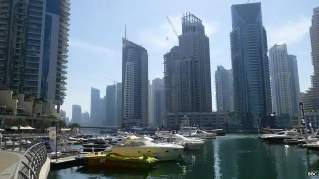 دبئی میں بلند عمارتوں کا ایک سلسلہ ہے