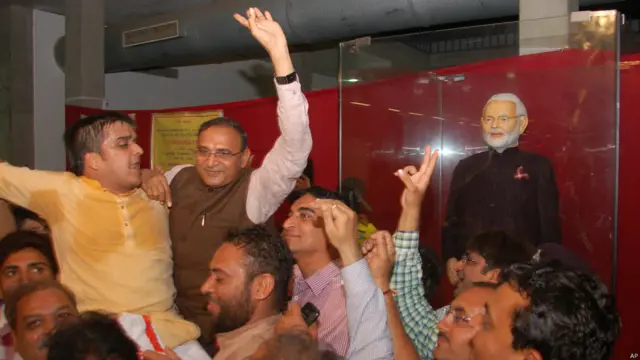 中标者庆祝投得印度总理莫迪的西装