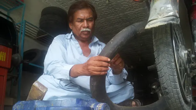 سرائیکی کے سوا لاکھ الفاظ پر مشتمل لغت کی تیاری میں اکبر مخمور نے اپنی جمع پونجی لگا دی ہے