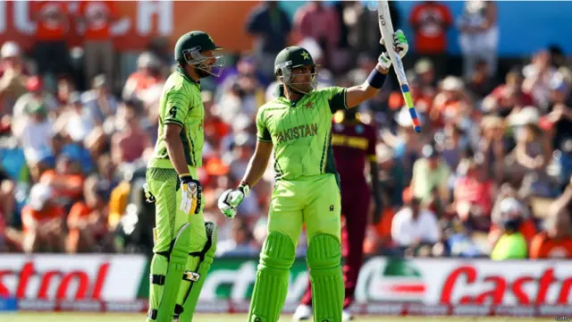 پاکستان کی جانب سے عمر اکمل اور شعیب مقصود نے نصف سنچریاں سکور کیں جبکہ شاہد آفریدی نے 28 رنز بنائے۔