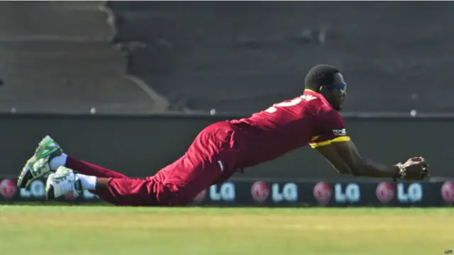پاکستان کے مقابلے ویسٹ انڈیز کے فیلڈرز نے اچھی کارکردگي کا مظاہرہ کیا۔ یہاں سلیمان بن کو جست لگاتے دیکھا جاسکتا ہے۔