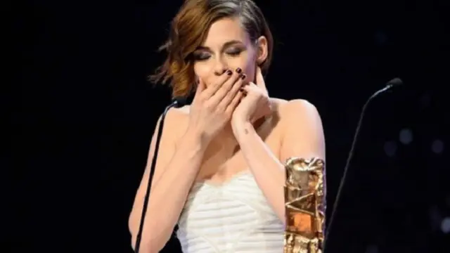 سٹیورٹ نے کہا فرانس میں لوگ جس قسم کی فلم بناتے ہیں وہ ہالی وڈ میں بنائی جانے والی فلموں سے بہت مختلف ہوتی ہیں اور میں یہاں کی فلم کو ترجیح دیتی ہوں