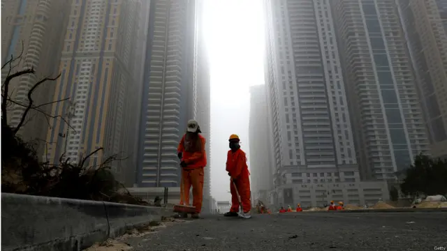 تاحال آگ لگنے کا سبب معلوم نہیں ہو سکا ہے۔
امدادی آپریشن کے دوران ہزاروں افراد کو متاثرہ عمارت سے نکالا گیا اور ابھی تک کسی ہلاکت کی خبر نہیں۔