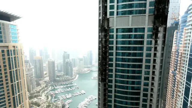 دبئی میں دنیا کی بلند ترین رہائشی عمارتوں میں سے ایک میں آتشزدگی کی وجہ سے ہزاروں افراد کو محفوظ مقام پر منتقل کیا گیا۔