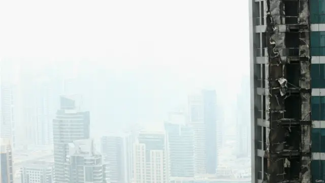 دبئی مرینا کے علاقے میں واقعے ’ٹارچ‘ نامی اس 1105 فٹ بلند عمارت میں آگ جمعے اور سنیچر کی درمیانی شب 50ویں منزل پر لگی اور تیز ہواؤں کی وجہ سے تیزی سے پھیلی۔