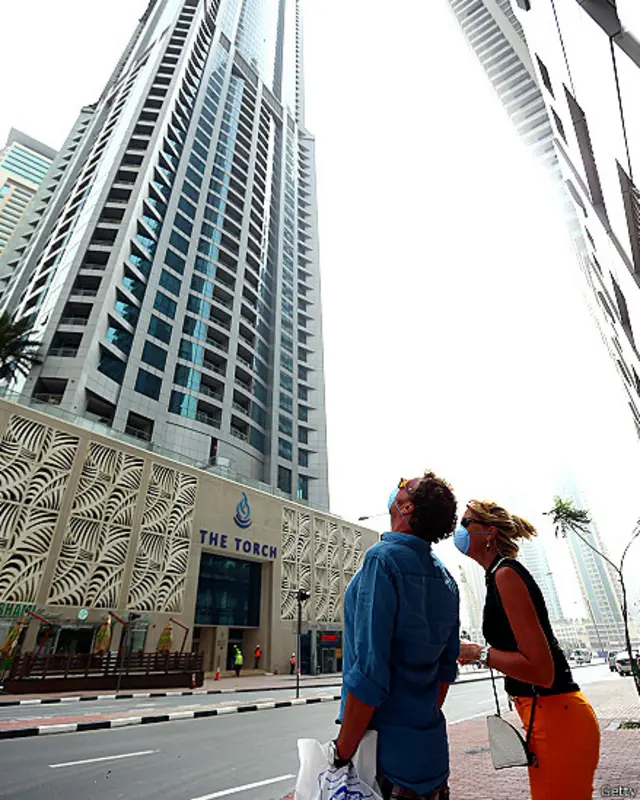 ایک عینی شاہد رولا نے بی بی سی کو بتایا: ’بظاہر آگ 50 ویں منزل پر لگي تھی اور صرف ڈیڑھ گھنٹے میں 60ویں منزل تک پہنچ گئی۔ بظاہر یہ نظر آ رہا تھا کہ باہر کی جانب والے اپارٹمنٹس ہی اس کی زد میں آئے ہیں۔