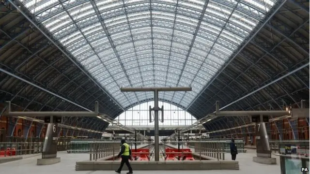 برطانیہ کی ٹرانسپورٹ پولیس نے عوام سے اپیل کی ہے کہ اگر کسی شخص کے پاس اس بارے میں معلومات ہوں تو وہ اس سے رابطہ کرے