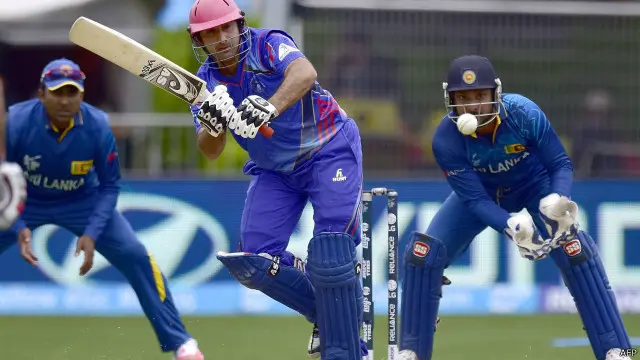 اصغر ستنکزئی نے پانچ چوکوں اور ایک چھکے کی مدد سے 54 رنز بنائے۔