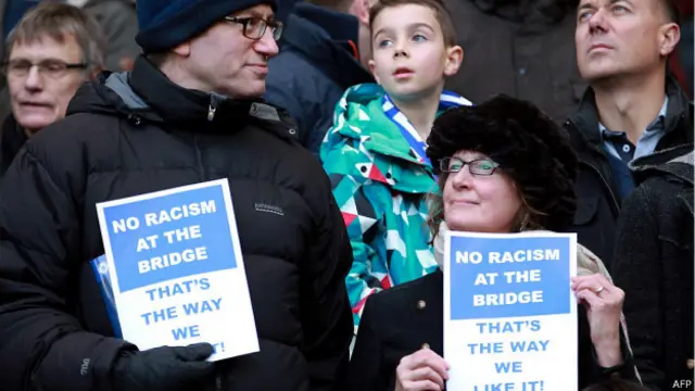 Fans Chelsea memegang poster anti rasisme di Stamford Bridge