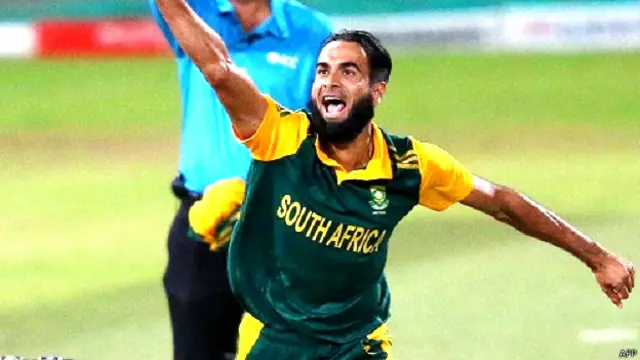جنوبی افریقہ کی جانب سے پاکستانی نژاد لیگ سپنر عمران طاہر نے 45 رنز دے کر پانچ وکٹیں لیں۔