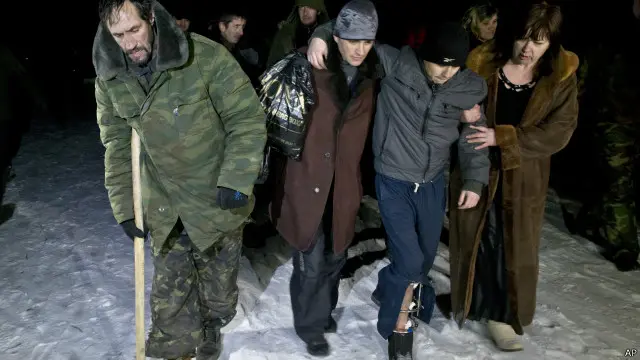 رہا کیے جانے والے کئی فوجی زخمی تھے اور بیساکھیوں کے سہارے چل رہے تھے۔