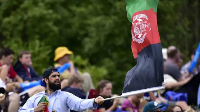افغانستان کے مداح بھی میدان میں اپنے ملک کا پرچم لہراتے نظر آئے۔