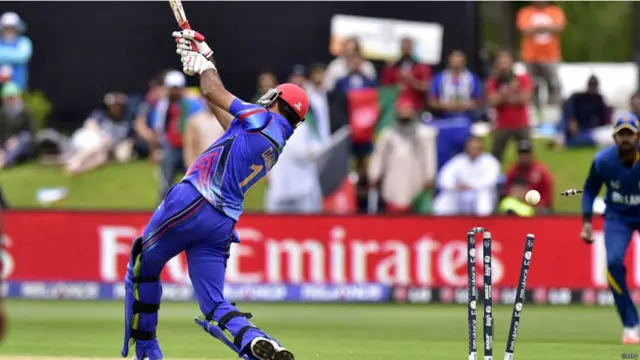 کپتان اینجلو میتھیوز کی گینڈ پر دولت زاردان بولڈ ہو گئے۔