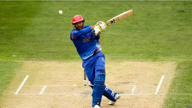 افغانستان کے کھلاڑی میر واعظ اشرف کو یہاں ایک شاٹ لگاتے دیکھا جا سکتا ہے۔