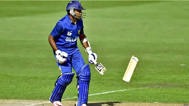 سری لنکا کے معروف کھلاڑی جے وردھنے نے سری لنکا کو ابتدائی بحران سے نکالا اور سنچری بنائی لیکن اس دوران ان کا بیٹ کا جو حال ہوا وہ آپ کے سامنے ہے۔