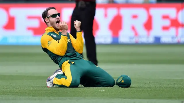 فاف ڈوپلیسی نے کوہلی کی تیز شاٹ پر ایک مشکل کیچ پکڑا۔