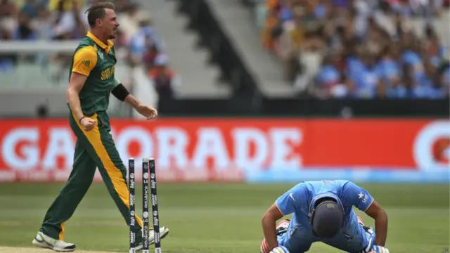 بھارت کو آغاز میں ہی اس وقت نقصان ہوا جب روہت شرما رن آؤٹ ہوگئے۔