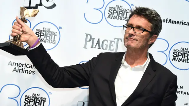 帕贝尔·帕夫利柯夫斯基举起奖座