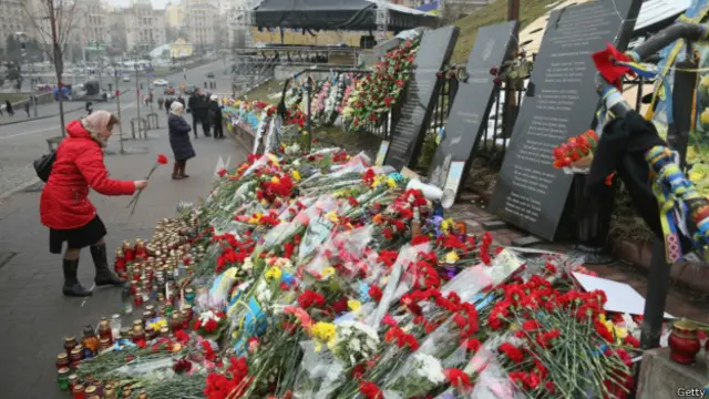 Hoa tưởng niệm ở Kiev