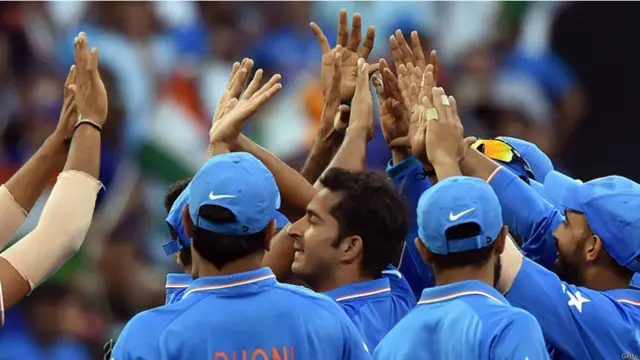 بھارتی بولرز نے 307 رنز کے دفاع میں آغاز میں اچھی بولنگ کی جس کا صلہ انھیں دو وکٹوں کی صورت میں ملا۔