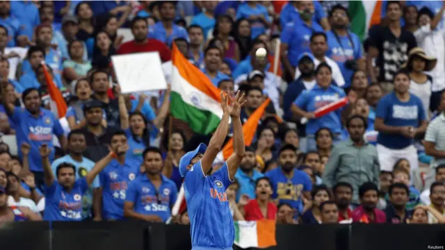 موہت شرما کی گیند پر ہاشم آملہ نے اونچی شاٹ کھیلی جسے باؤنڈری لائن پر اطمینان کے ساتھ محمد شامی نے کیچ کر لیا۔