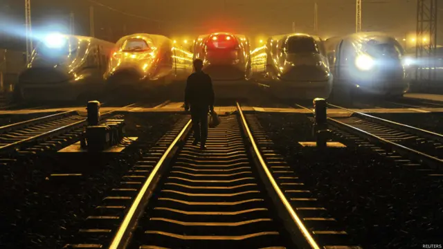 安徽合肥某铁路车辆段上停放的和谐号动车组（7/2/2015）