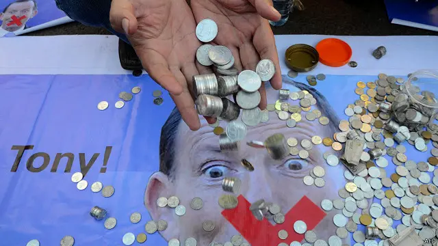 Aksi simbolis berupa pengumpulan 'koin untuk Australia' diawali oleh pernyataan PM Australia Tony Abbott yang dianggap mengaitkan bantuan Australia dalam tsunami Aceh dan hukuman mati.