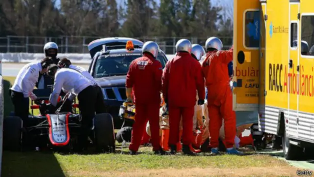 Mobil yang dikendarai Alonso menabrak dinding di tikungan ketiga Sirkuit Catalunya.