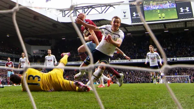 Tottenham (áo trắng) hiện xếp thứ hai, chỉ sau đội đầu bảng Leicester năm điểm, trước vòng đấu Chủ nhật bắt đầu.