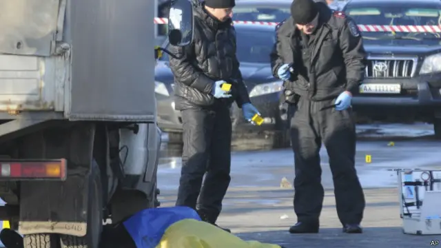 قال مسؤولون إن أجهزة الأمن اعتقلت أربعة أشخاص مشتبه فيهم.