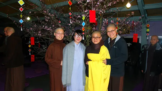 Các sư cô tranh thủ ghi hình bên cành đào xuân mới, có ai biết rằng trong số ấy, có người đang rất hồi hộp đón chào mùa Xuân đầu tiên trên mảnh đất Làng Mai...