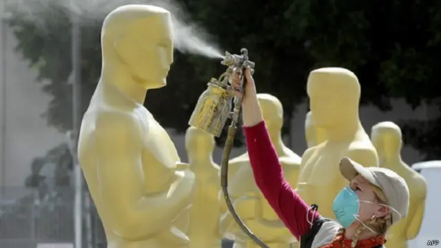 جرى طلاء تمثال عملاق لجائزة الأوسكار بالقرب من مكان الحفل