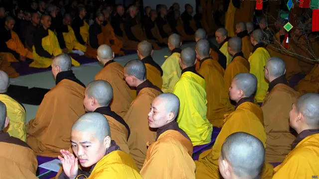 Năm nay, Xóm Mới lại tiếp tục 'đăng cai' đón Tết, không khí trước ngưỡng cửa giao thừa vừa thiêng liêng, vừa ấm áp siết bao.