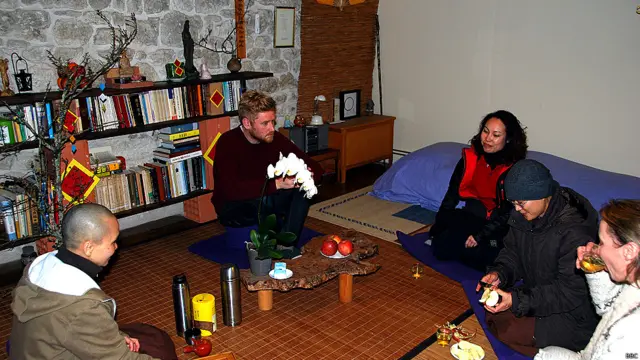 Ở xóm Hạ cũng có một thất khác, là nơi Sư ông Làng mai dừng chân. Sư cô trụ trì chùa Cam Lộ ở Xóm đang kể lại những kỷ niệm về Thầy. Cô cũng hé lộ về khả năng tự cung, tự cấp của tăng thân, từ việc thêu thùa, may vá, cho tới làm vườn rau, rồi tương cà, bếp núc ra sao.