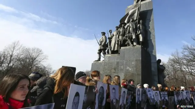 اهالی خارکف عکس کشته ها از این شهر در نبردها را دست گرفتند