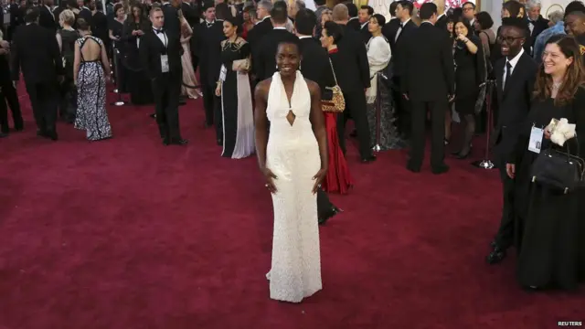 اداکارہ لوپیٹا نیونگو نے یہ لباس خاص طور پر تیار کروایا ہے۔ اس لباس میں چھ ہزار موتی جڑے ہوئے ہیں۔ 