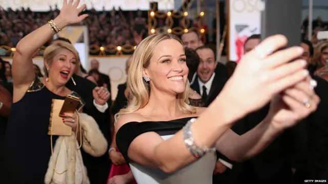 ایوارڈز ہوں اور سیلفی نہ کھینچی جائے یہ کیسا ہو سکتا ہے۔ بہترین اداکارہ کے لیے نامزد ریس ودرسپون سیلفی لیتے ہوئے۔ 