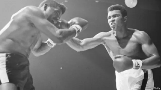 محمد علي کلي خپل یوه جوړه لاس ماغوګان په څه باندې ۸۰۰ زره ډالرو خرڅ کړل