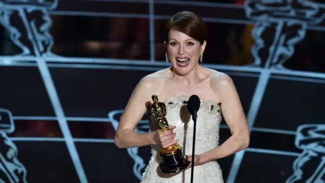 جولیان مور ته بیا په Still Alice فلم کې د لوبېدو له کبله د غوره ممثلې جایزه ورکړل شوه.