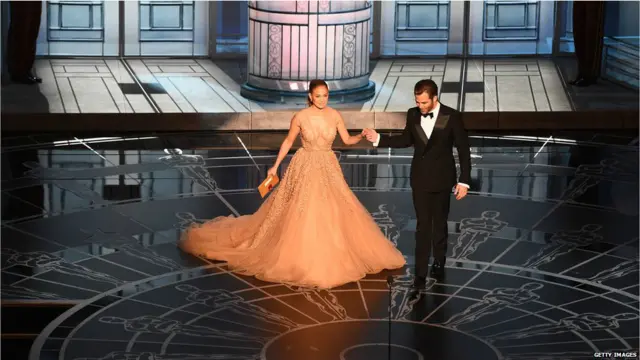 معروف اداکارہ جنیفر لوپیز کو سٹیج پر کرس پین لائے۔ دونوں نے بہترین کاسٹیوم کے ایوارڈ کے فاتح کا اعلان کیا۔