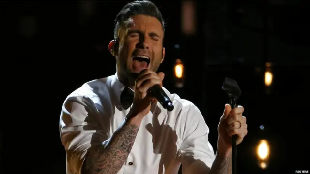 ایڈم لیوائن نے فلم بینگ اگین کے اپنے گیت لاسٹ سٹارز گایا۔