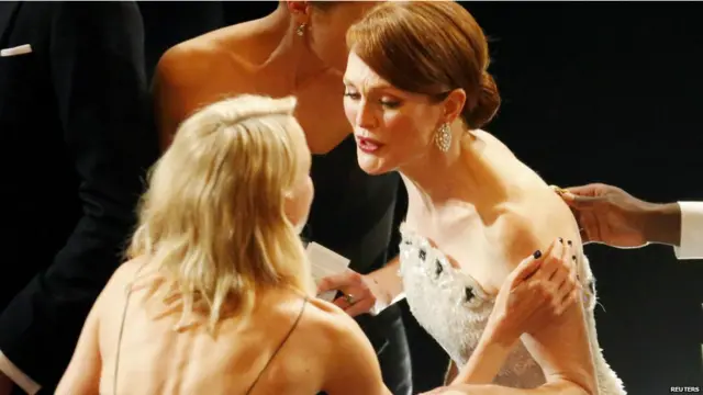 بہترین اداکارہ کے ایوارڈ کی فاتح جولیئن مور کو اداکارہ نوامی ہیرس کے ساتھ جذباتی ہوتے دیکھا جا سکتا ہے۔